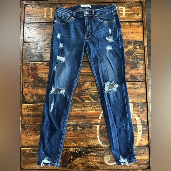 Kancan Distressed Dark Wash Skinny Jeans. Size 9 - Picture 3 of 3